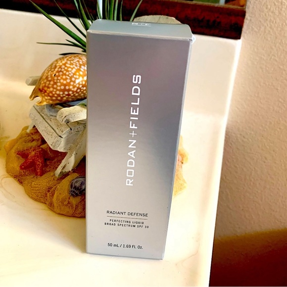 NIB 🩷🛍️Host oic! 🛍️🩷🩶Rodan + Fields 🩶Radiant Defense tinted skin - Picture 1 of 8